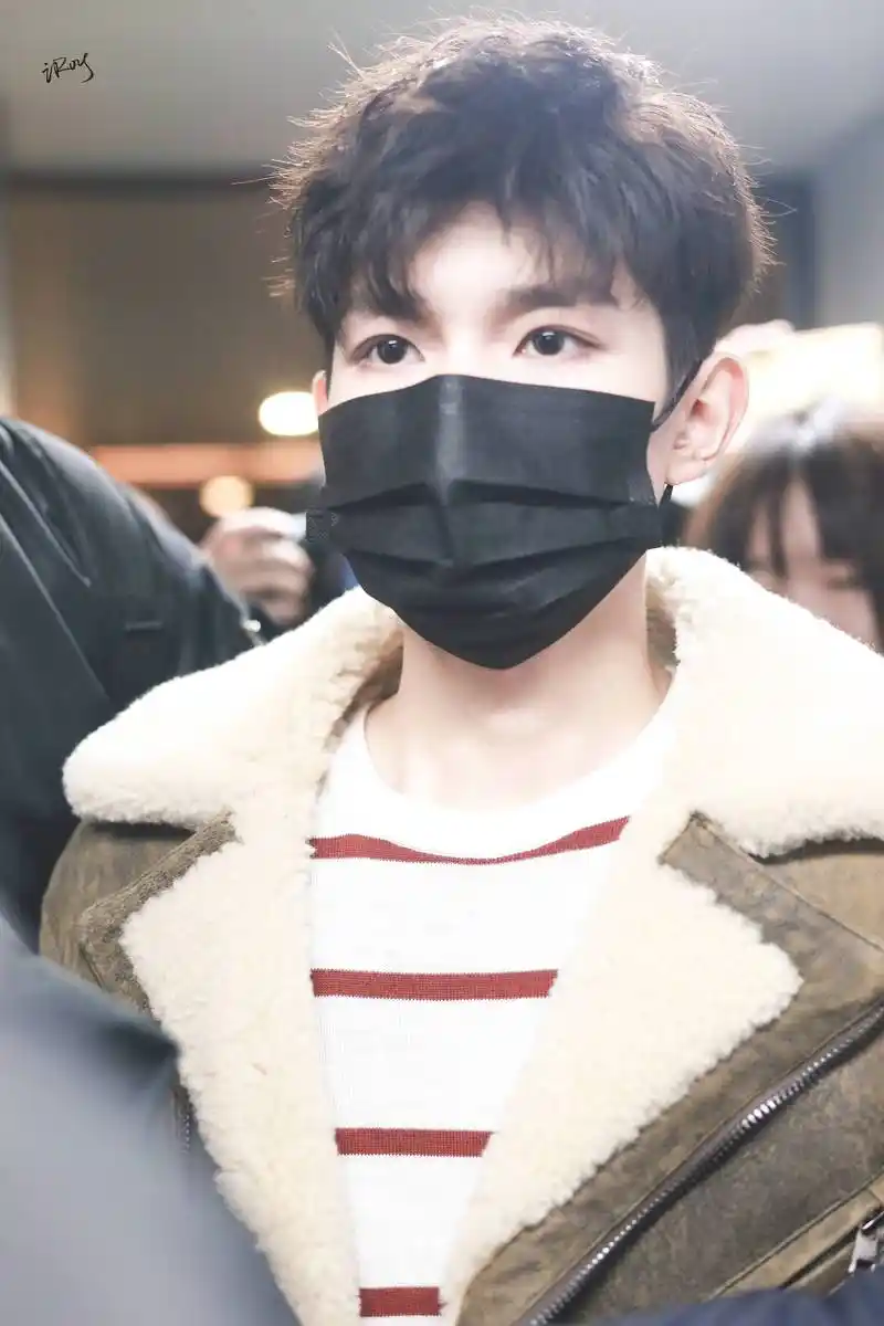 王源戴口罩穿羊羔绒大衣现身机场,头发剪短了好帅气