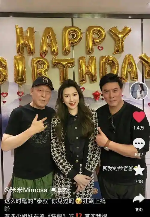 的生日聚会上,63岁的倪大红戴着潮流的黑色帽子,黑色短袖,下身穿着