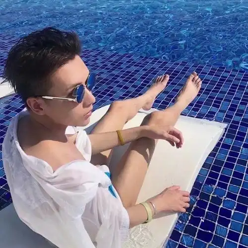 泳池晒太阳头像