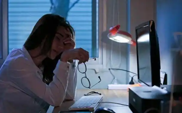 回顾:24岁女子长期熬夜半身麻痹,医院下病危通知书