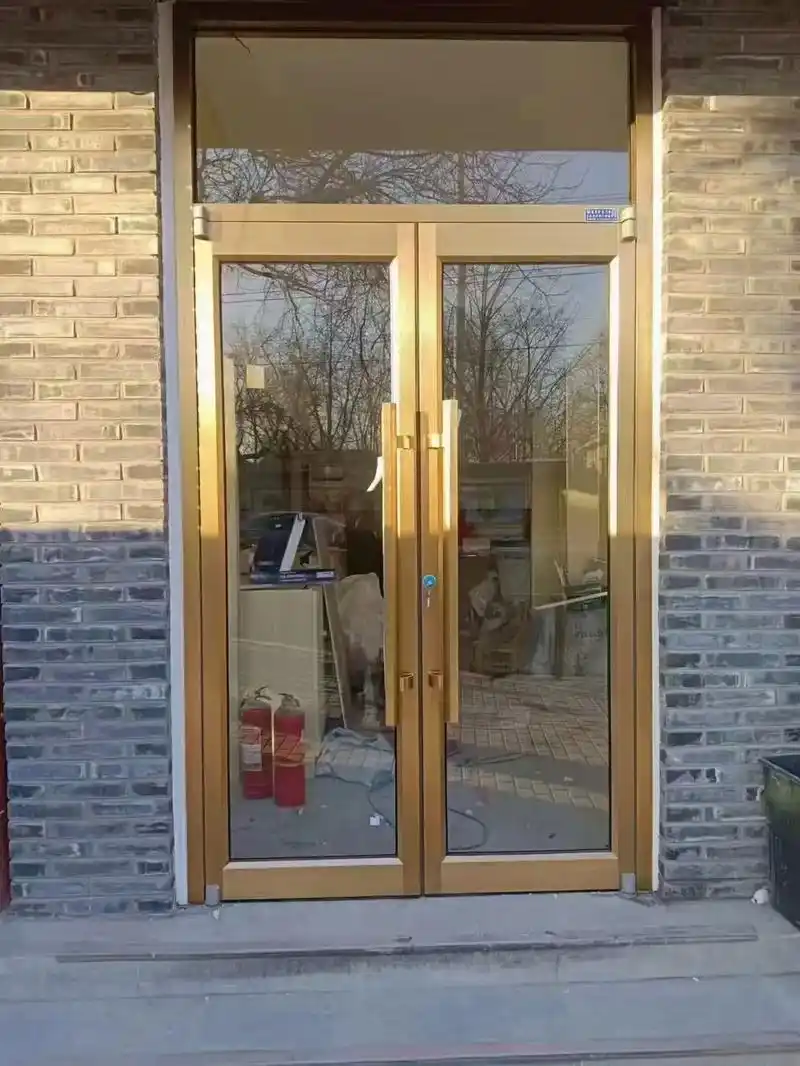 肯德基地簧玻璃门.定做金色铝材,10毫米钢化透明玻璃,门面大 - 抖音