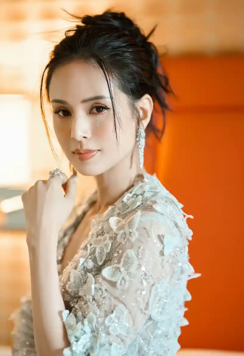 56岁李若彤再现小龙女造型,27年样貌不变,睡绳子名场面好绝