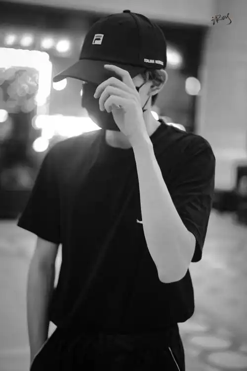 [王源][新闻]180710 王源昨日下班路透 身着黑衣酷帅插兜而行