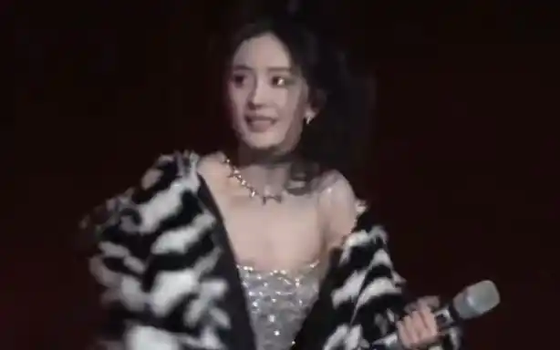 杨幂跨年表演 颠奶
