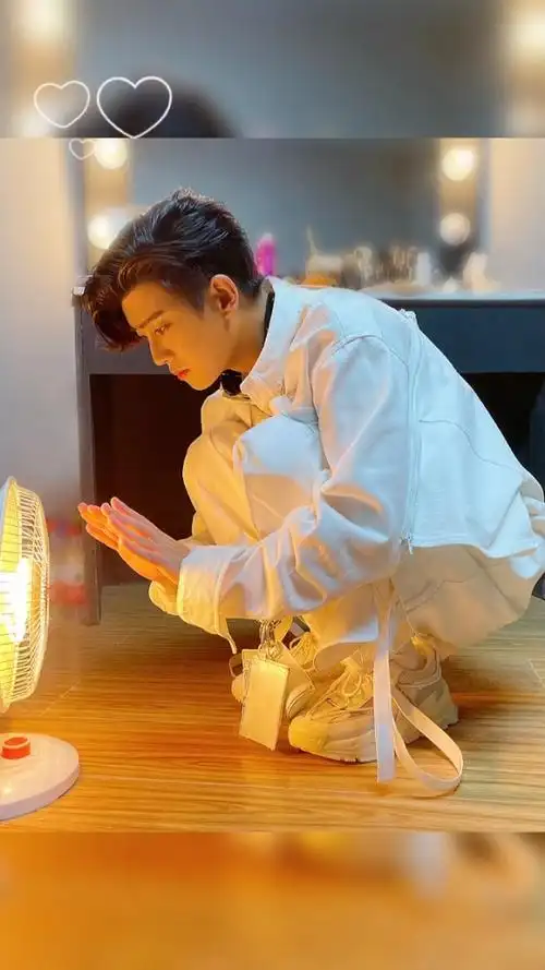 任嘉伦#侧颜  可爱的任 可爱的猫