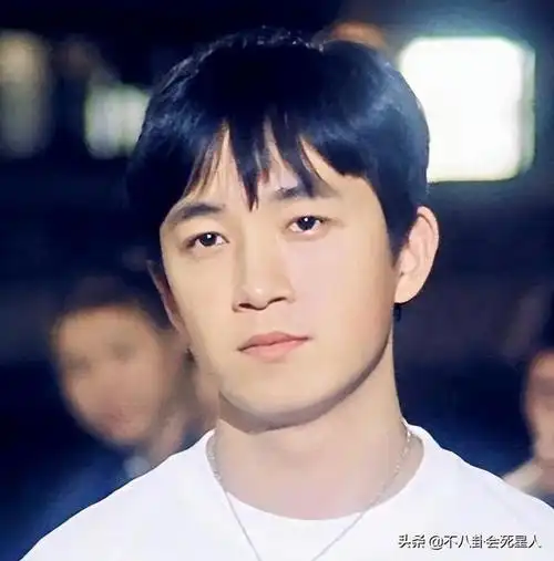 其实许多年轻观众都不知道,何况年轻时也是高颜值男星.