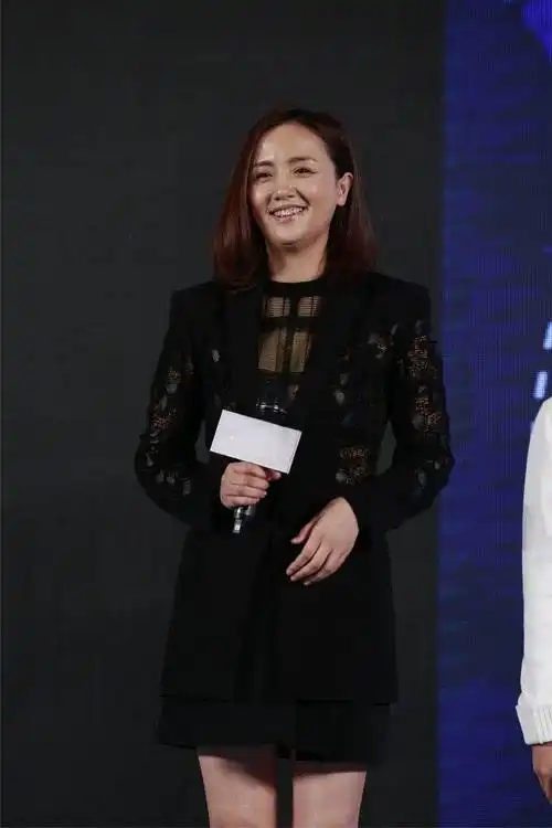 朱媛媛参加路演47岁的皮肤焉瘪又下垂但起码真实又不做作