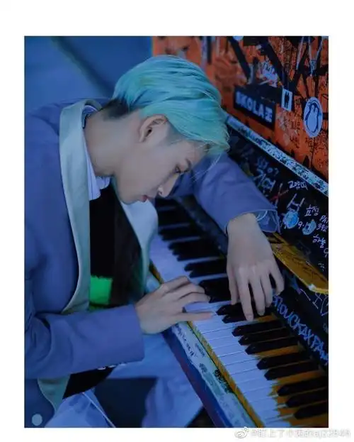 进来看npc部分成员弹钢琴