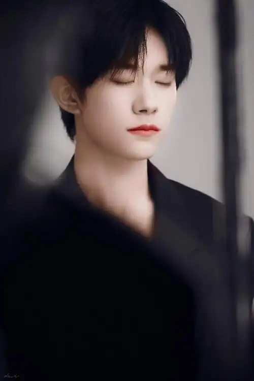 易烊千玺帅气美图来袭乖巧小王子来啦