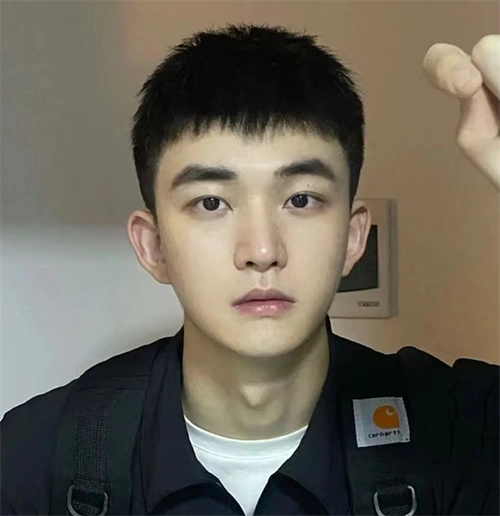 男士前刺发型,痞帅发型超好打理的,纹理自然清晰,立体感十足.