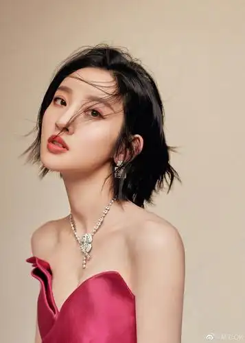 唐艺昕 身着一身玫红缎面拼接浅灰纱裙,明艳而优雅