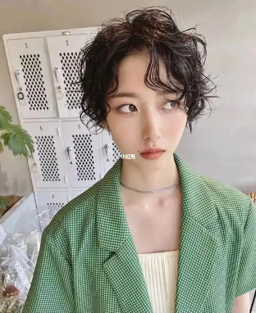 个性时髦短发烫显瘦显脸小