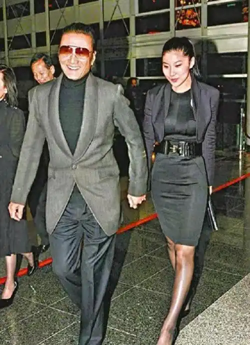 2005年,69岁的谢贤在一家酒吧里遇到了20岁的上海姑娘coco.