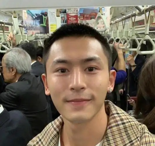 张哲瀚是专注演戏的运动全能王,一个素颜比妆容还要漂亮的男人