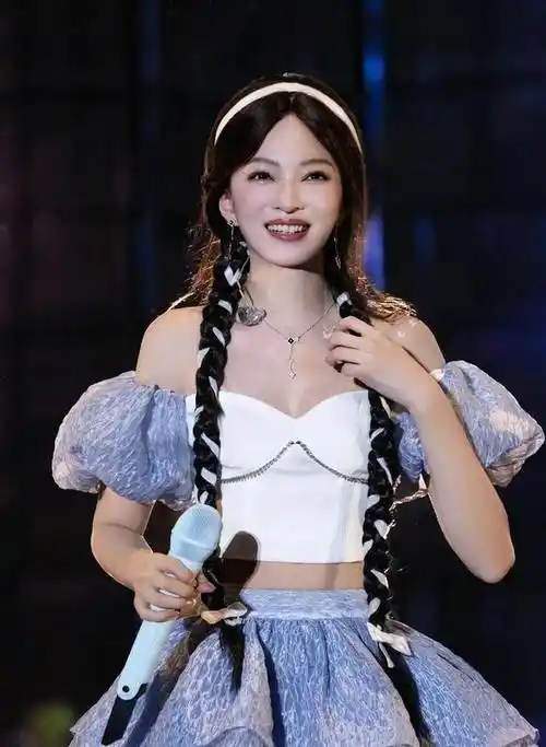 根据工作室发布的照片,尽管只有张韶涵打点滴的一只手臂被曝光,没有