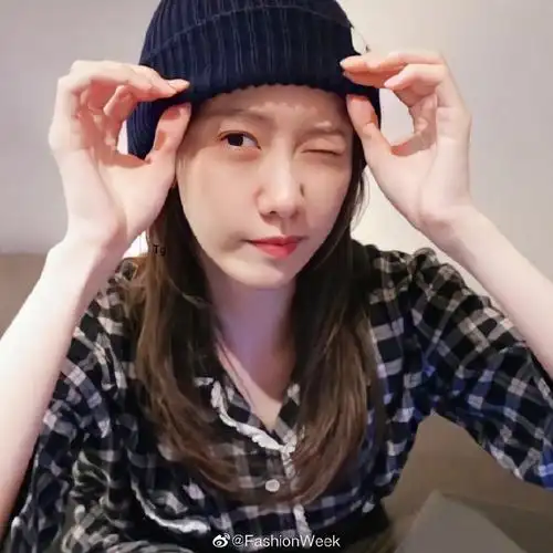 组图:林允儿分享日常vlog 穿睡衣出镜素颜皮肤状态好