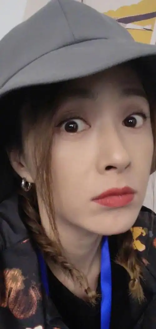 39岁蒋欣晒卖萌自拍,扎麻花辫甜美似少女,瘦身成功后越来越漂亮_娱乐