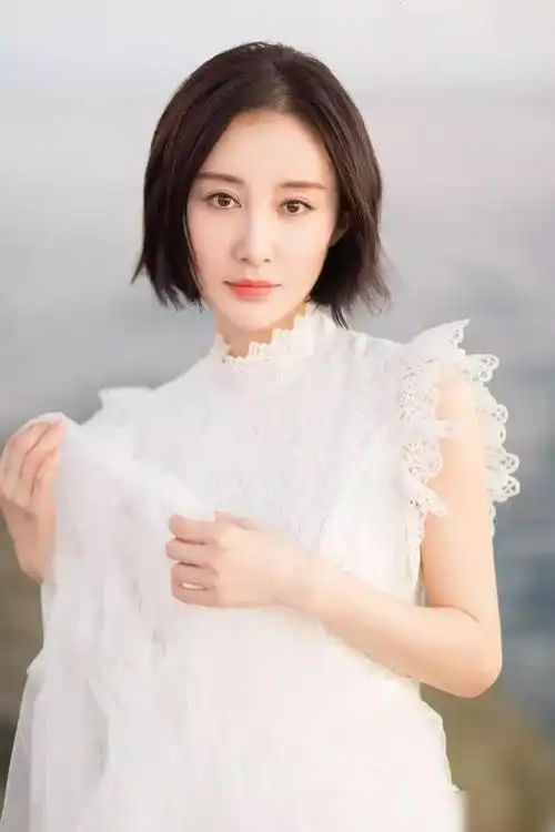 31岁舒畅近照曝光,"佛系"艺人的她,大胆展示性感迷人好风采,网友赞