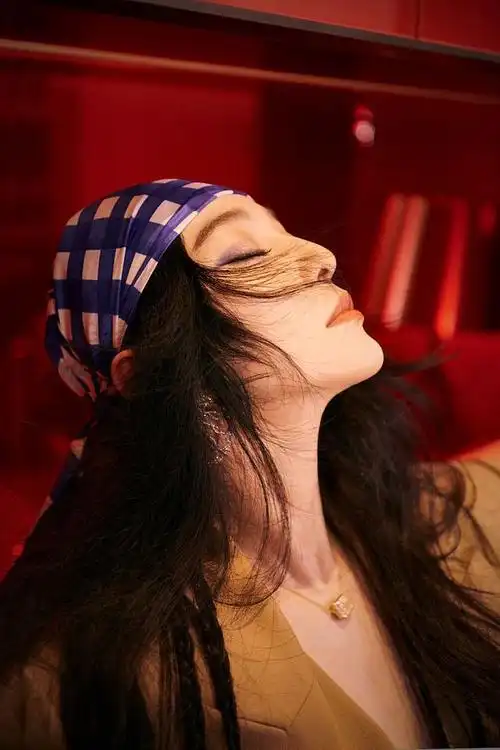 范冰冰绑蓝白发带引领独特风潮 金色眼影配魅惑蓝眼线个性张扬