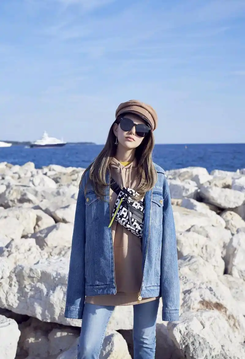 昆凌的穿搭太让人惊艳身穿蓝色牛仔裙配贝雷帽俏皮清纯又时髦