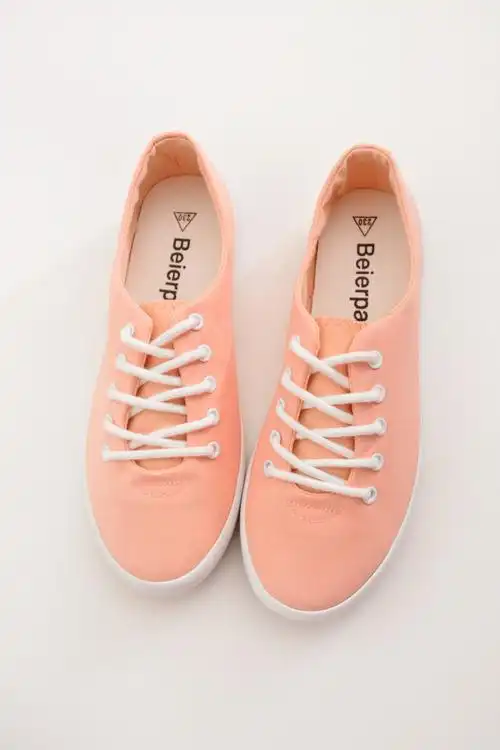 低帮小清新文艺小白鞋整体款式