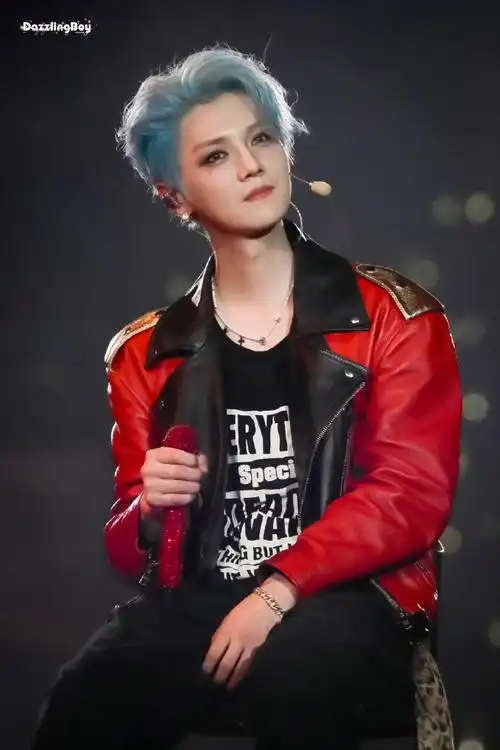 蓝发鹿晗帅成这样你不要命啦#爱豆鹿晗回来了