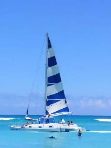 非常漂亮的帆船,载着游客一次次出海