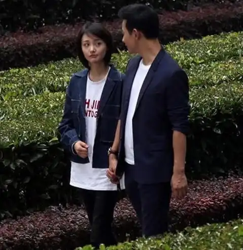 郑爽拍新戏被冻的需要人搀扶,没人注意佟大为在一边做了啥?