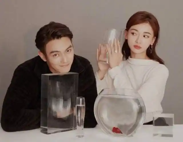 吴谨言洪尧恋爱了?俩人同游巴厘岛,网友扒出多件情侣同款