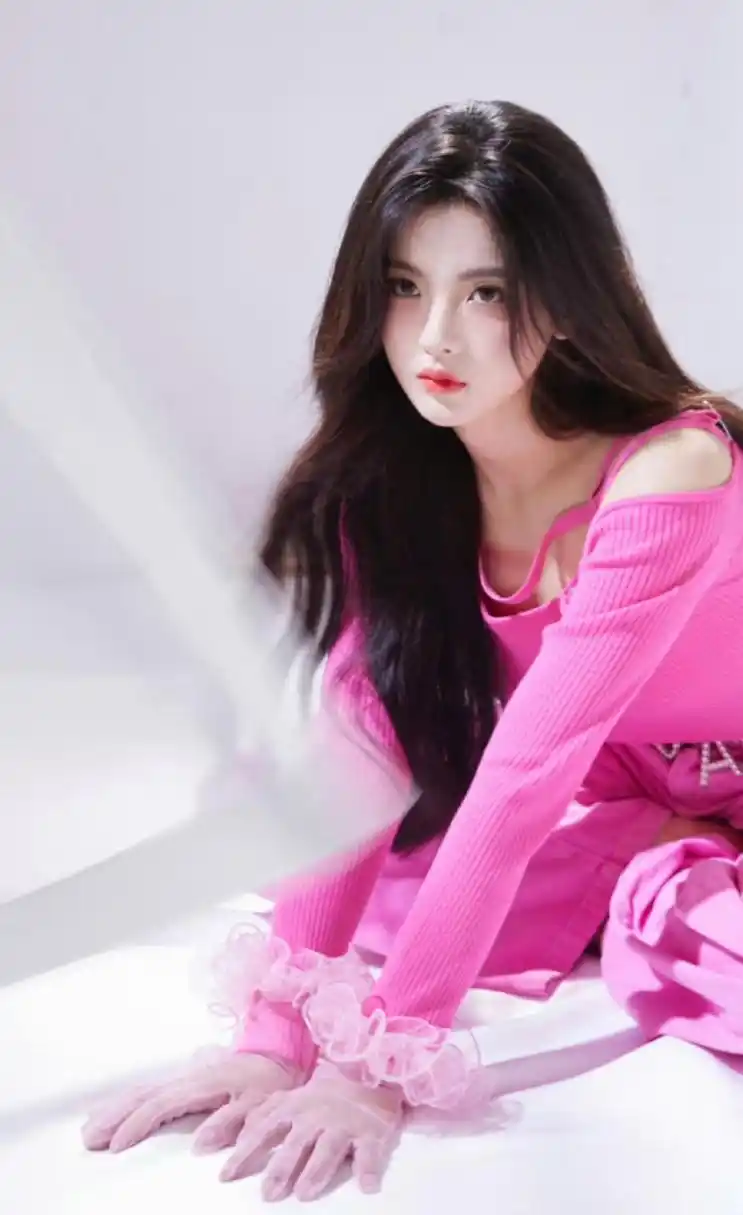 杨超越拍摄粉色系大片,有种回到春天桃花盛开的感觉,满满的青春元气