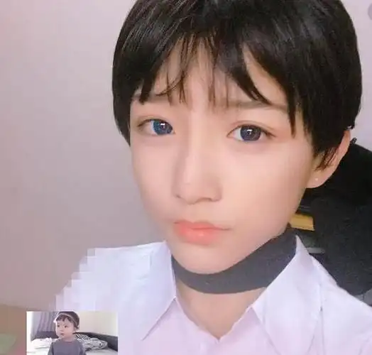 女装大佬艾比晒旧照虽带假发却很违和做个男孩子好吗