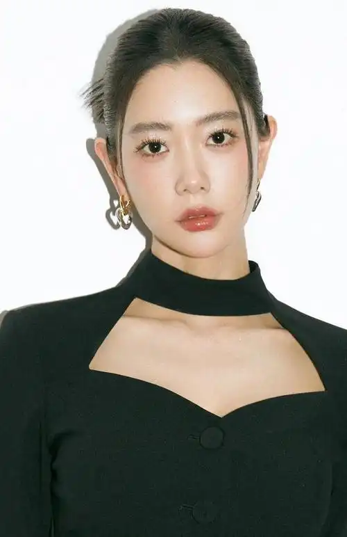 李成敏长腿短靴写真