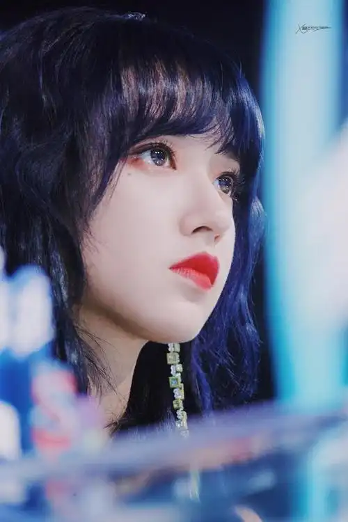 奶潇程潇五官精致的美艳型美女有点萝莉脸