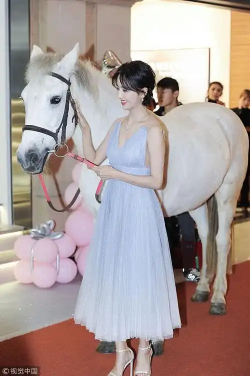 佟丽娅身穿天蓝色珠光纱裙一字带凉鞋显得非常文静