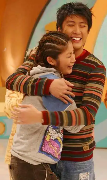 图文:陈慧琳陈司翰姐弟搭档上游戏节目(4)--姐弟相拥