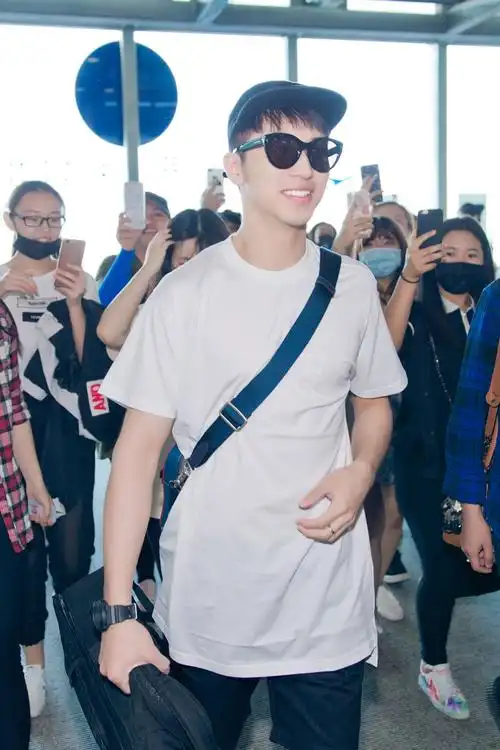 许魏洲黑白搭帅气现身机场 前往美国参加公告牌音乐典礼