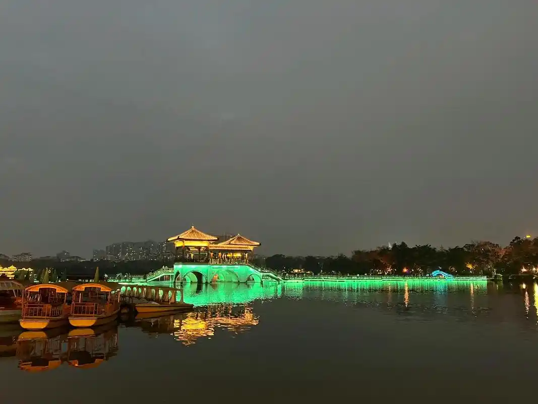 西湖夜色.#图文伙伴计划 惠州西湖祥云挂榜(高榜山),玉塔微 - 抖音