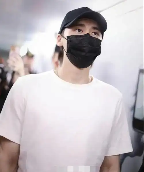 8月27日李易峰曝出了一条令人出乎意料的视频瞬间引起热议