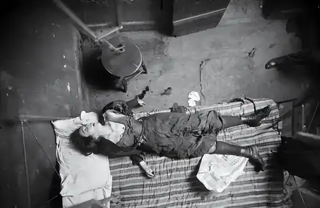 经勘验,死者被人用绳索勒死,而且死后遭到了奸污,现场留有体液和三枚