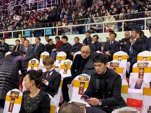 有一种坐姿叫杨洋的坐姿, 手机与眼睛保持距离, 绝不弯腰