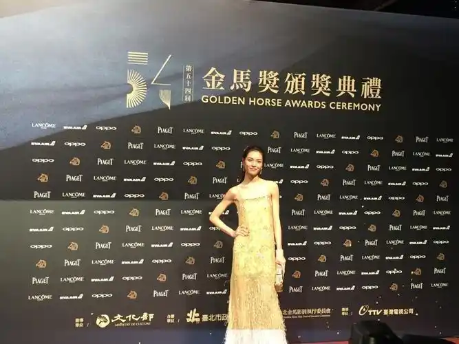 第54届金马奖红毯 冯小刚携新冯女郎钟楚曦亮相