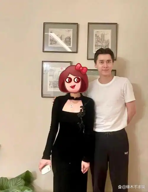 37岁李某峰亮相大孤山,抱着千年大树祈福好搞笑,和美女合影姿势拘谨!