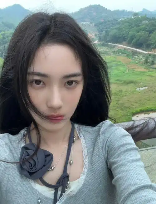 赵嘉敏,之前是snh48组合成员,第二届冠军获得者,后考上中央戏剧学院