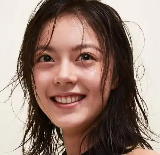 赵今麦"湿发"造型拍大片,穿20cm运动衣,少女身材很明显_镜头_状态