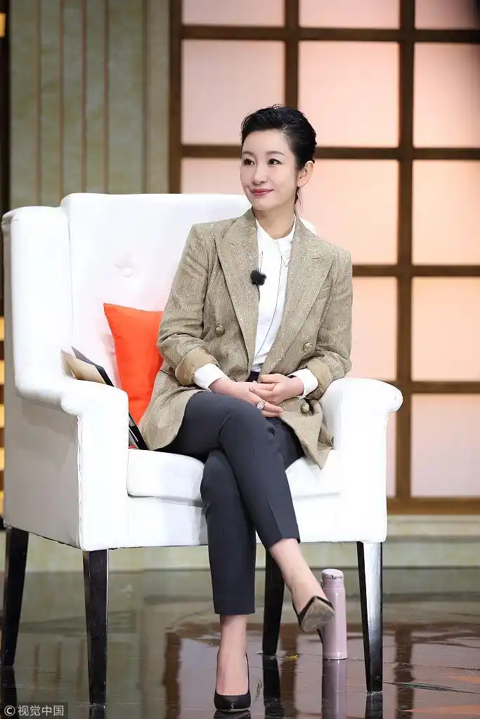 秦海璐优雅端坐.	 图片来源