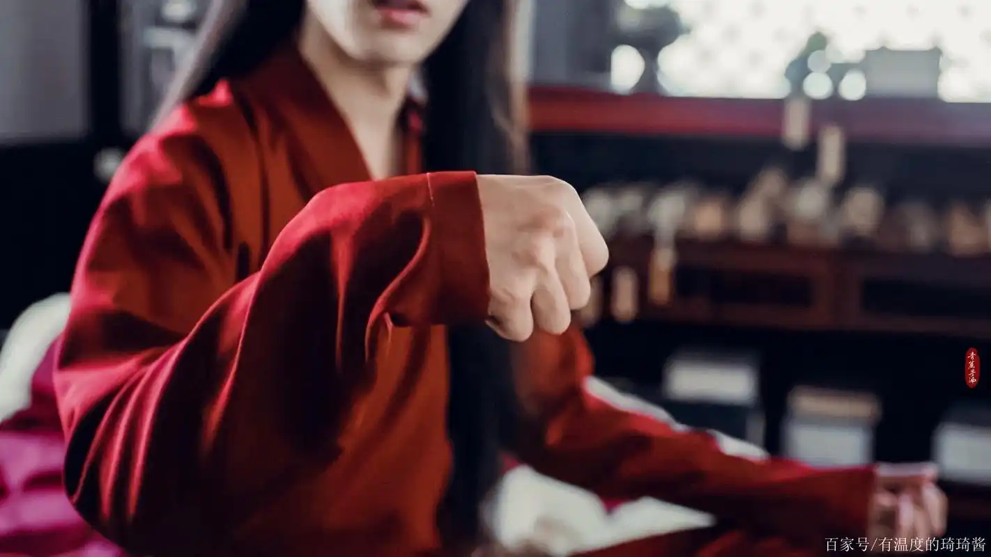 肖战惊艳魏无羡红衣造型合辑!"温山软水万千,不及你眉眼半分"