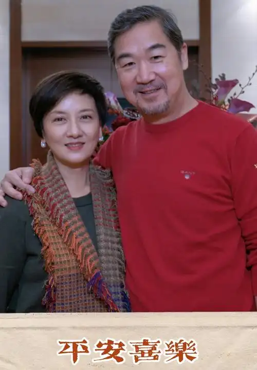 邓婕时隔9年复出拍戏穿着朴素气质佳与张国立结婚32年仍恩爱