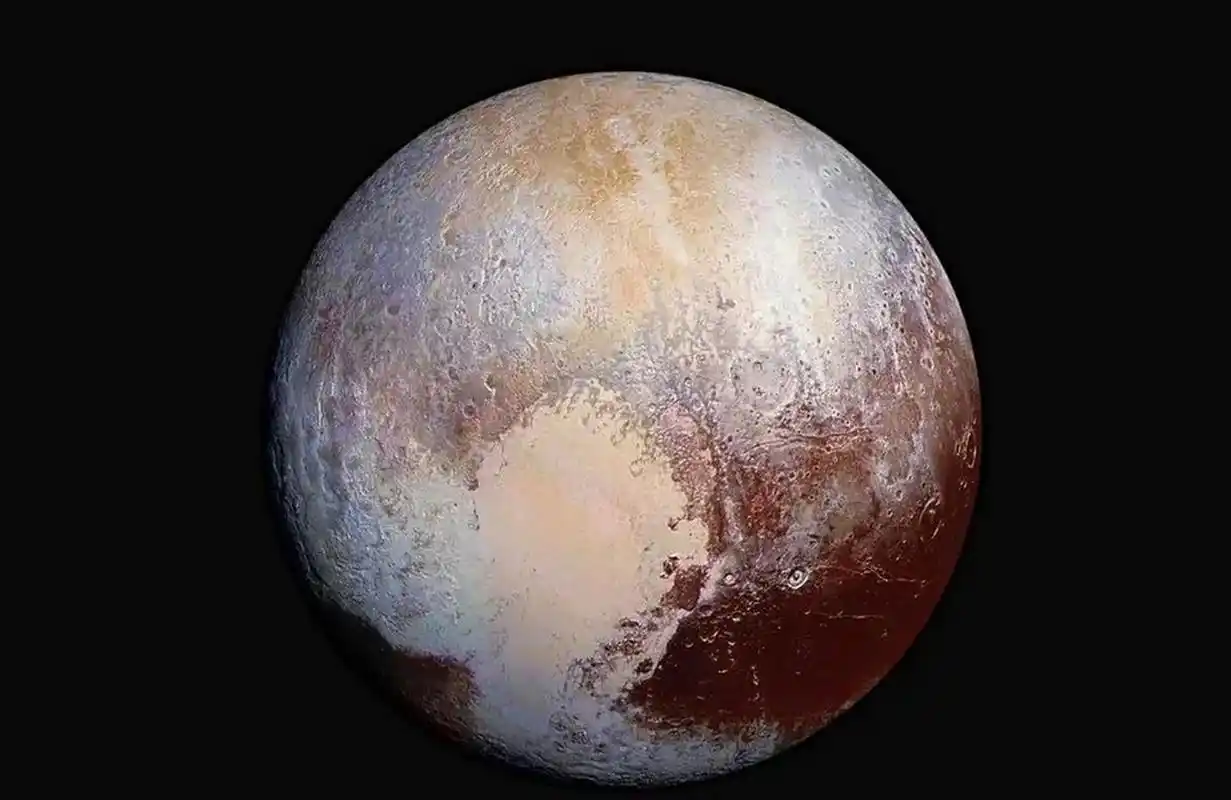 冥王星原本被认为是太阳系的第九大行星,但在2006年,国际天文联合会