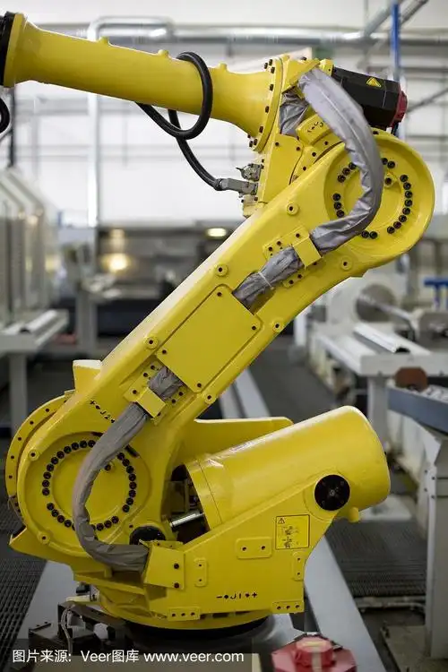 黄色的机械臂在生产线上工作