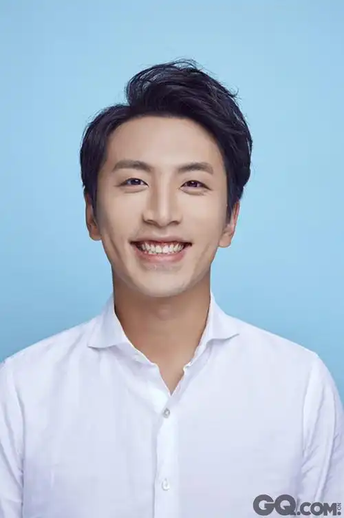 证件照都如此情感丰富网友赞白客演技颜值俱佳帅到不敢相认